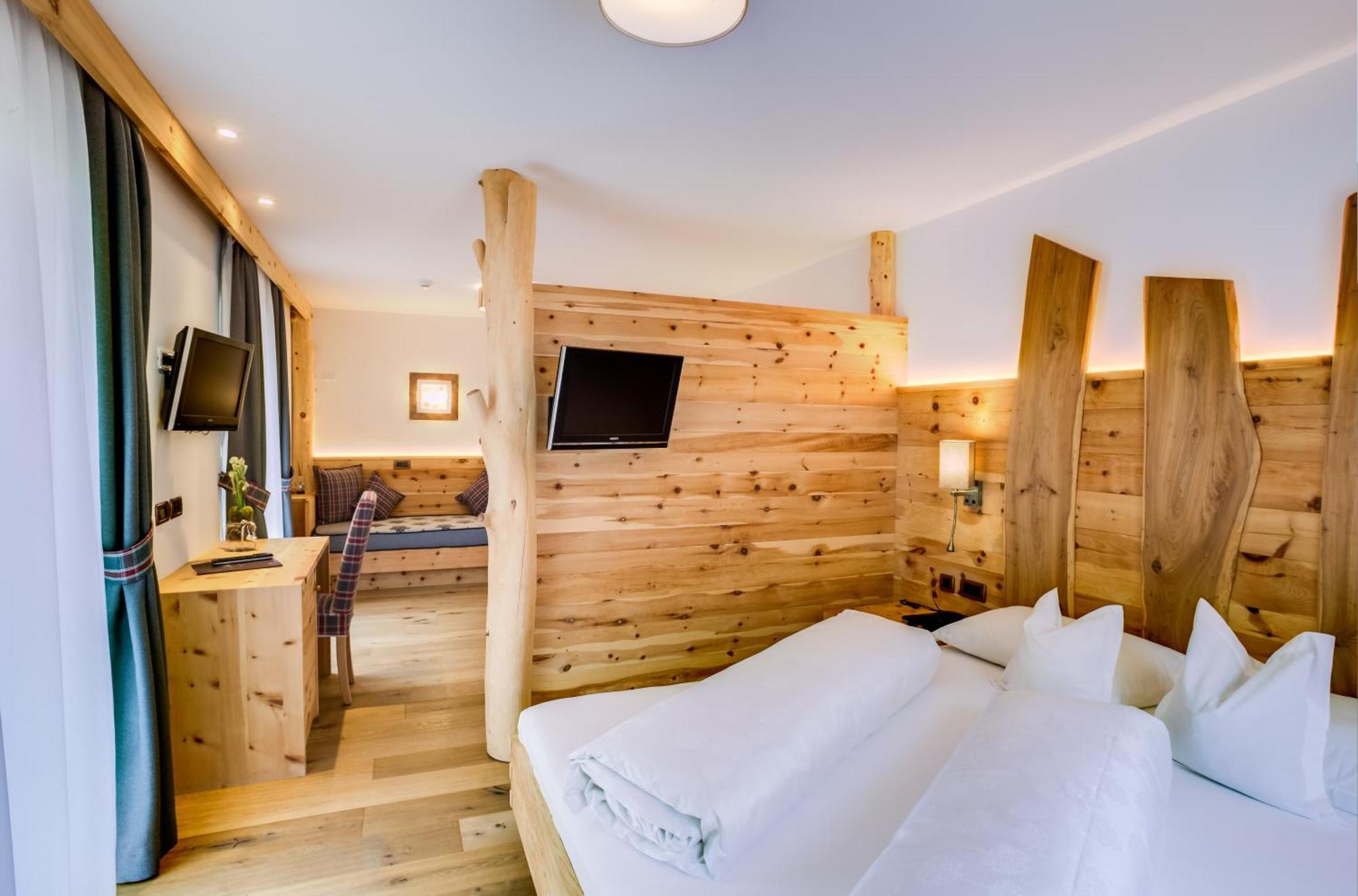 Hotel Muliac เซลวาดีวัลการ์เดนา ภายนอก รูปภาพ